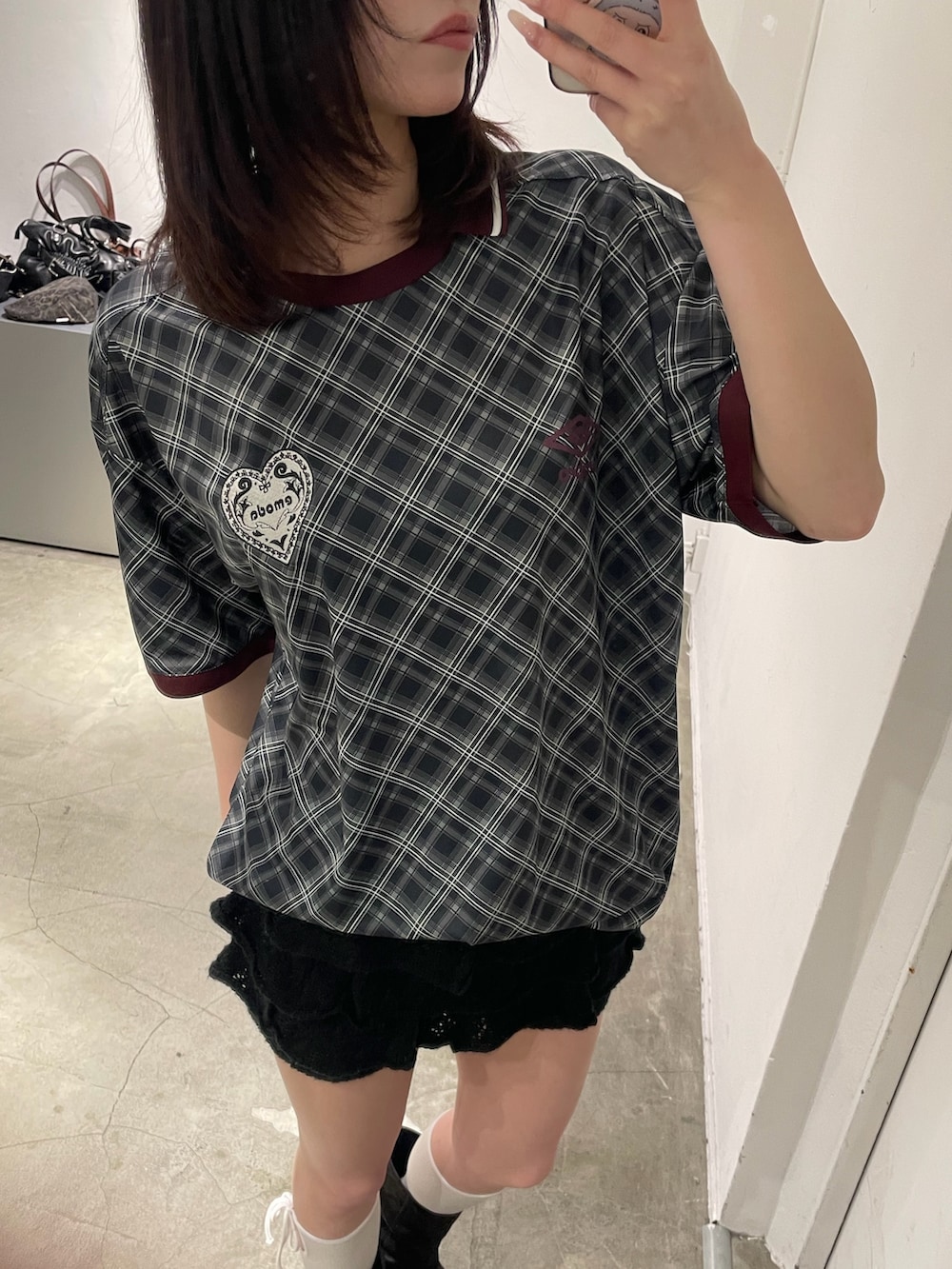 ブラック系のTシャツ/カットソー、ブラック系のスカート、ブラック系のサンダルを着用したレディースの冬コーディネートの5枚目の写真