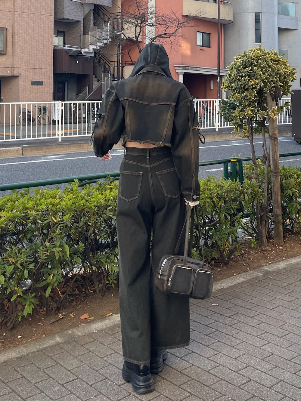 ブルー系のデニムジャケット、ホワイト系のTシャツ/カットソー、ブルー系のデニムパンツを着用したレディースの冬コーディネートの2枚目の写真