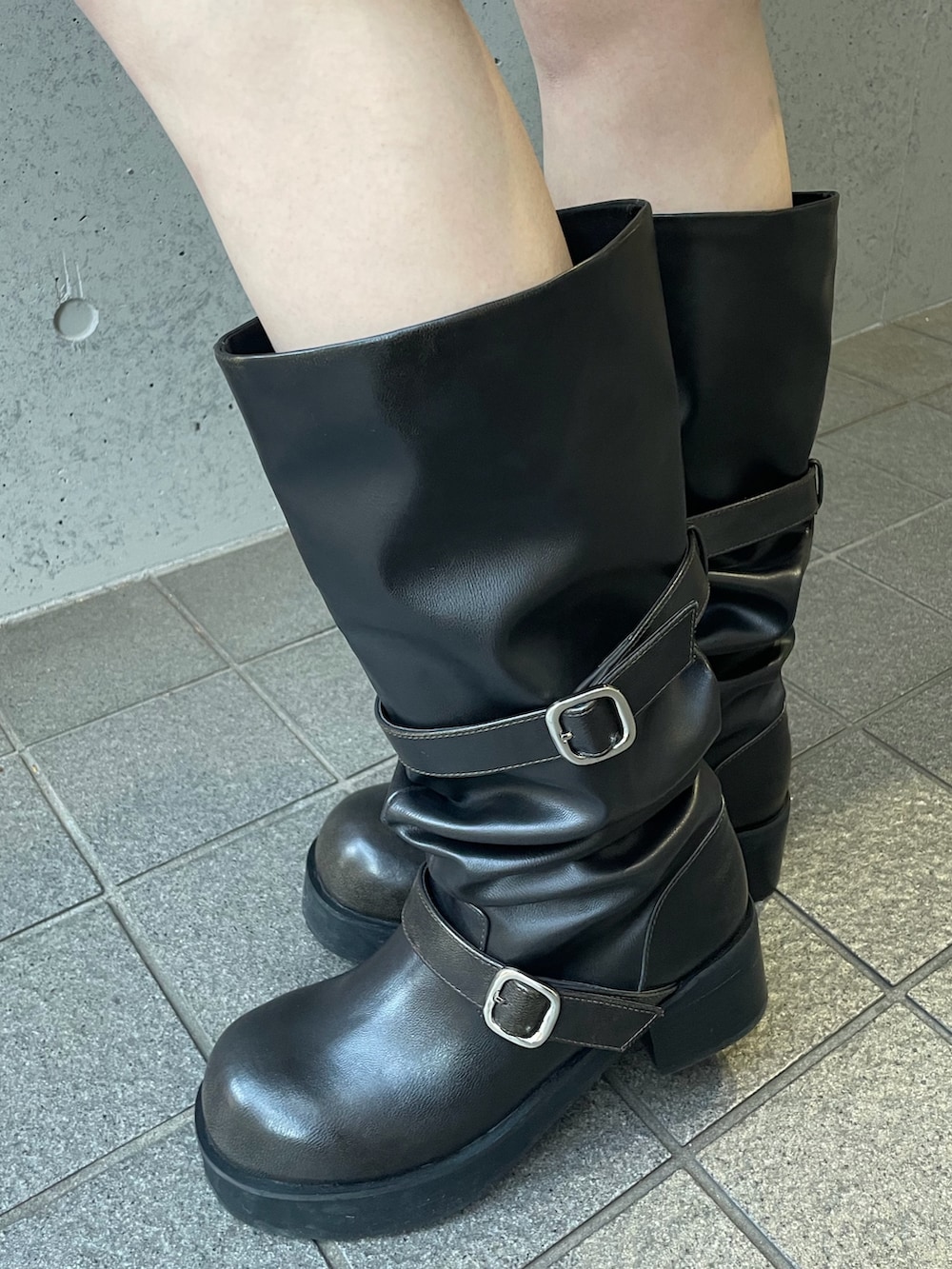 ブラック系のTシャツ/カットソー、ブルー系のデニムジャケット、ブルー系のその他パンツを着用したレディースの冬コーディネートの6枚目の写真