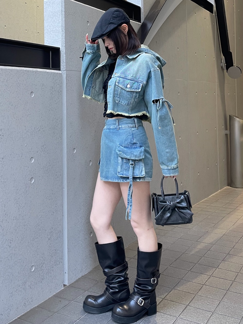 ブラック系のTシャツ/カットソー、ブルー系のデニムジャケット、ブルー系のその他パンツを着用したレディースの冬コーディネートの3枚目の写真