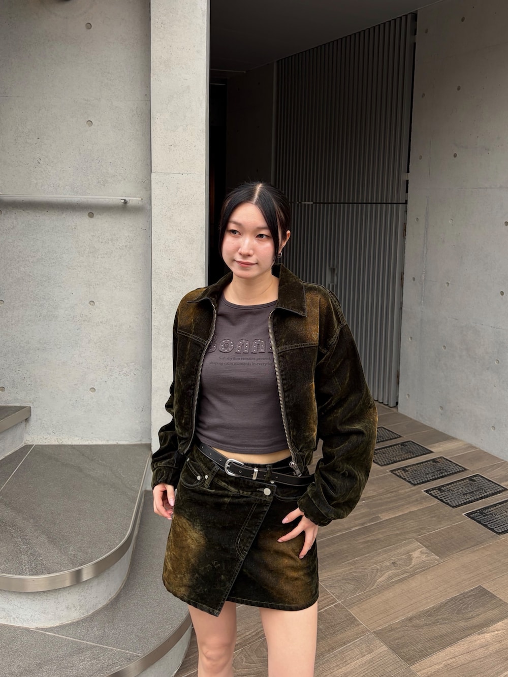グレー系のTシャツ/カットソー、グリーン系のブルゾン、グリーン系のスカートを着用したレディースの夏コーディネートの4枚目の写真