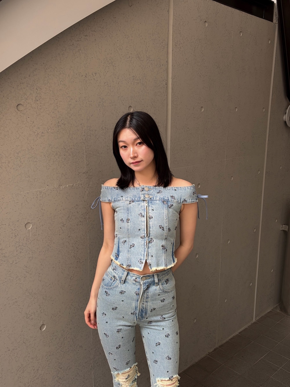 ブルー系のTシャツ/カットソー、ブルー系のデニムパンツ、ブラック系のサンダルを着用したレディースの春コーディネートの4枚目の写真