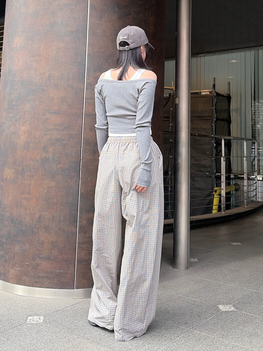 グレー系のTシャツ/カットソー、ベージュ系のその他パンツ、ブラック系のスニーカーを着用したレディースの春コーディネートの4枚目の写真