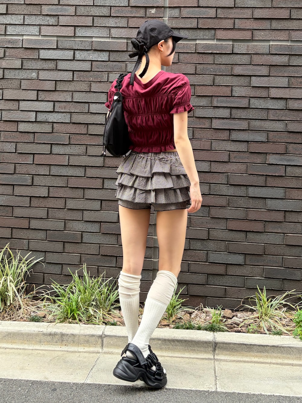レッド系のTシャツ/カットソー、その他のスカート、ブラック系のショルダーバッグを着用したレディースの夏コーディネートの3枚目の写真