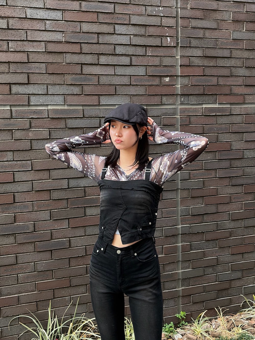 ブルー系のTシャツ/カットソー、ブラック系のサロペット/オーバーオール、ブラック系のサンダルを着用したレディースの春コーディネートの5枚目の写真