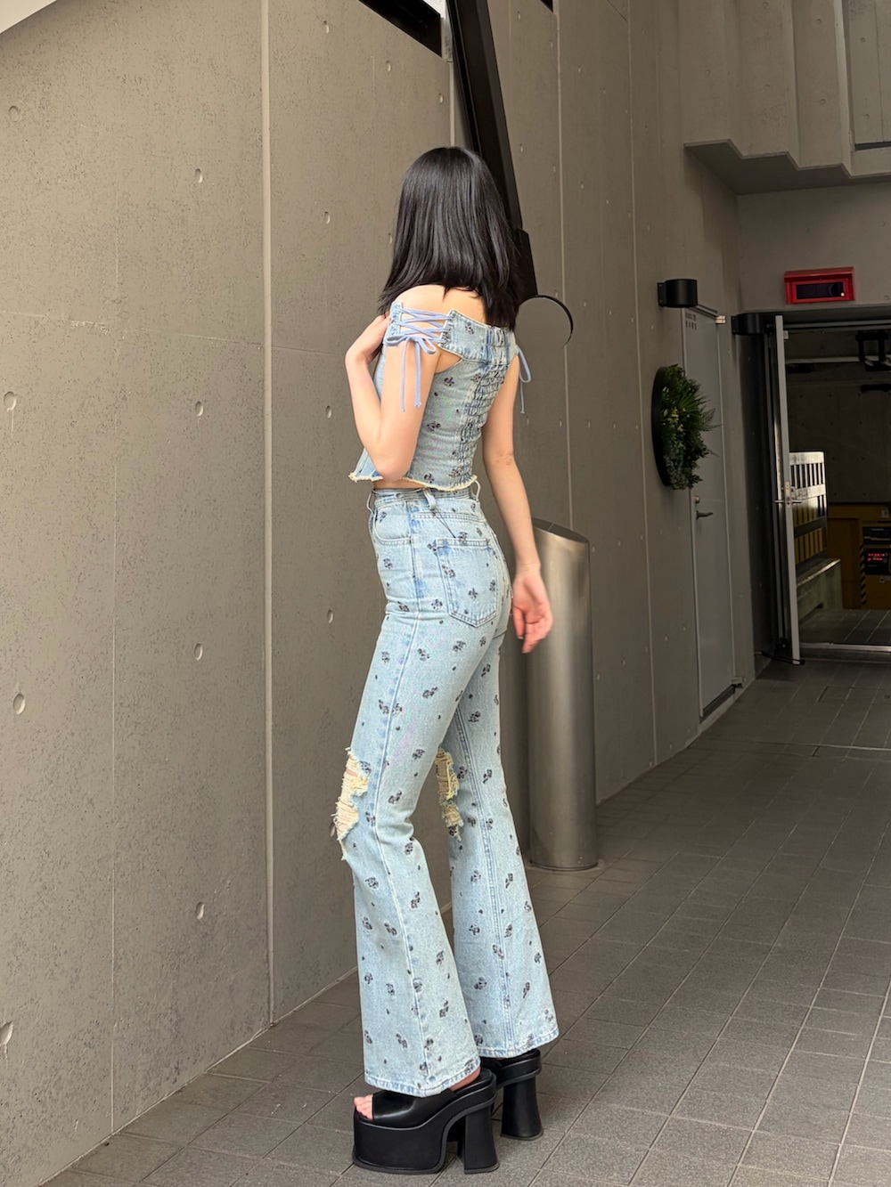 ブルー系のTシャツ/カットソー、ブルー系のデニムパンツ、ブラック系のサンダルを着用したレディースの春コーディネートの2枚目の写真