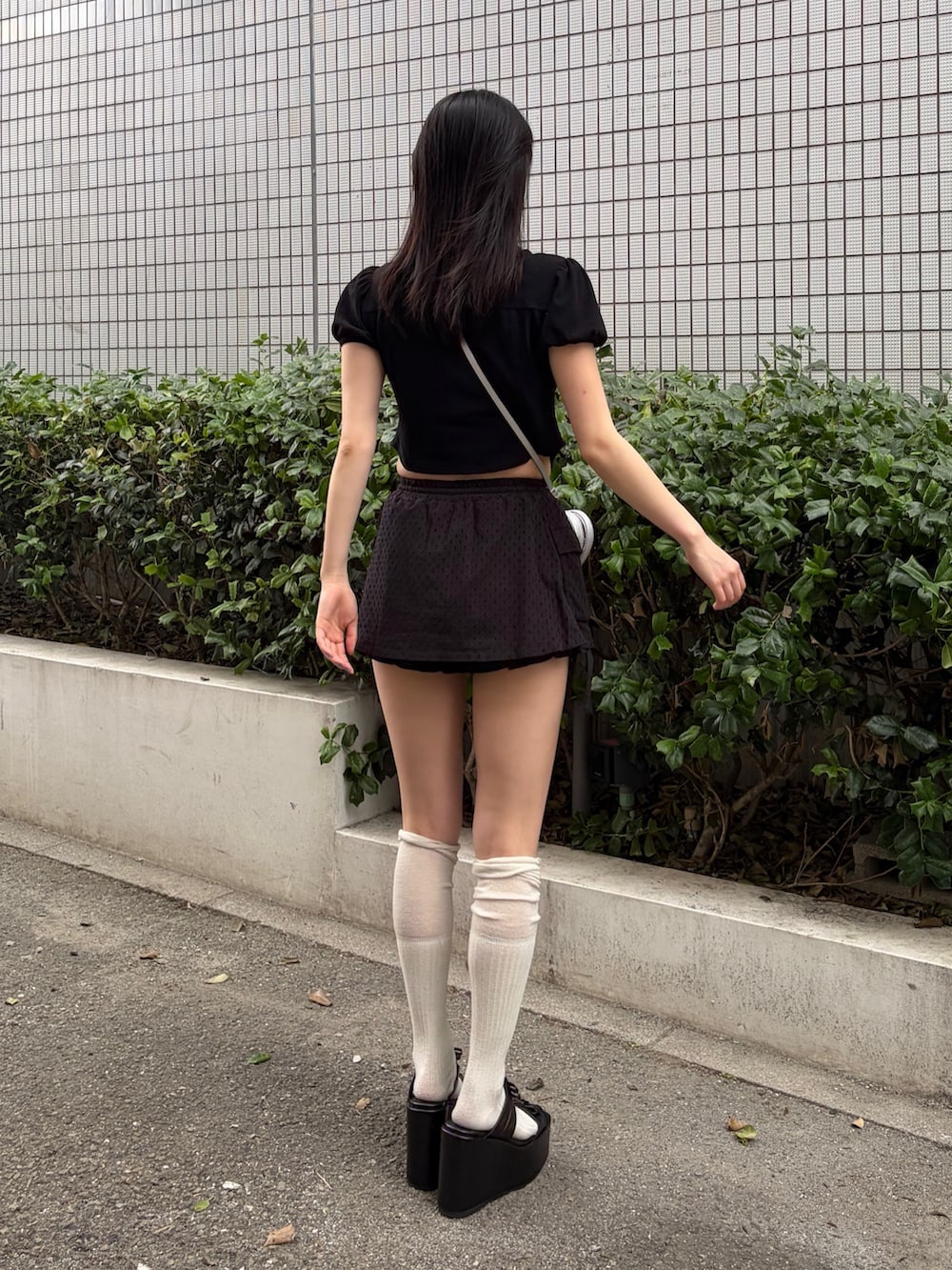 ブラック系のシャツ/ブラウス、ブラック系のスカート、シルバー系のショルダーバッグを着用したレディースの夏コーディネートの3枚目の写真