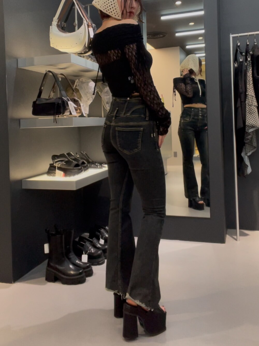 ブラック系のTシャツ/カットソー、ブルー系のデニムパンツ、ブラック系のサンダルを着用したレディースの春コーディネートの2枚目の写真