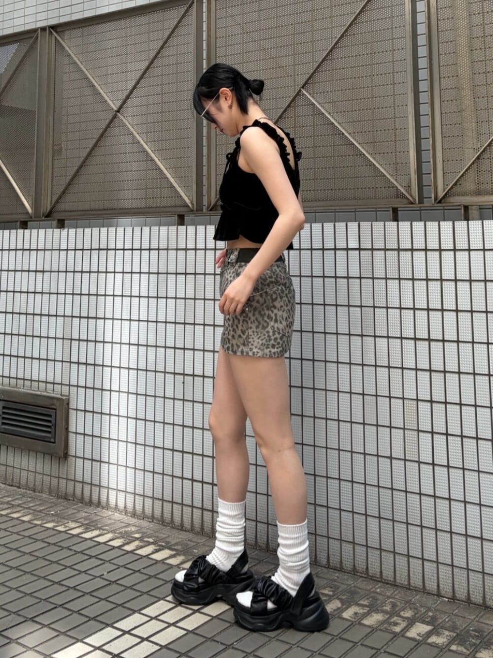 ブラック系のサンダル、ブラック系のタンクトップ、ベージュ系のスカートを着用したレディースの夏コーディネートの3枚目の写真