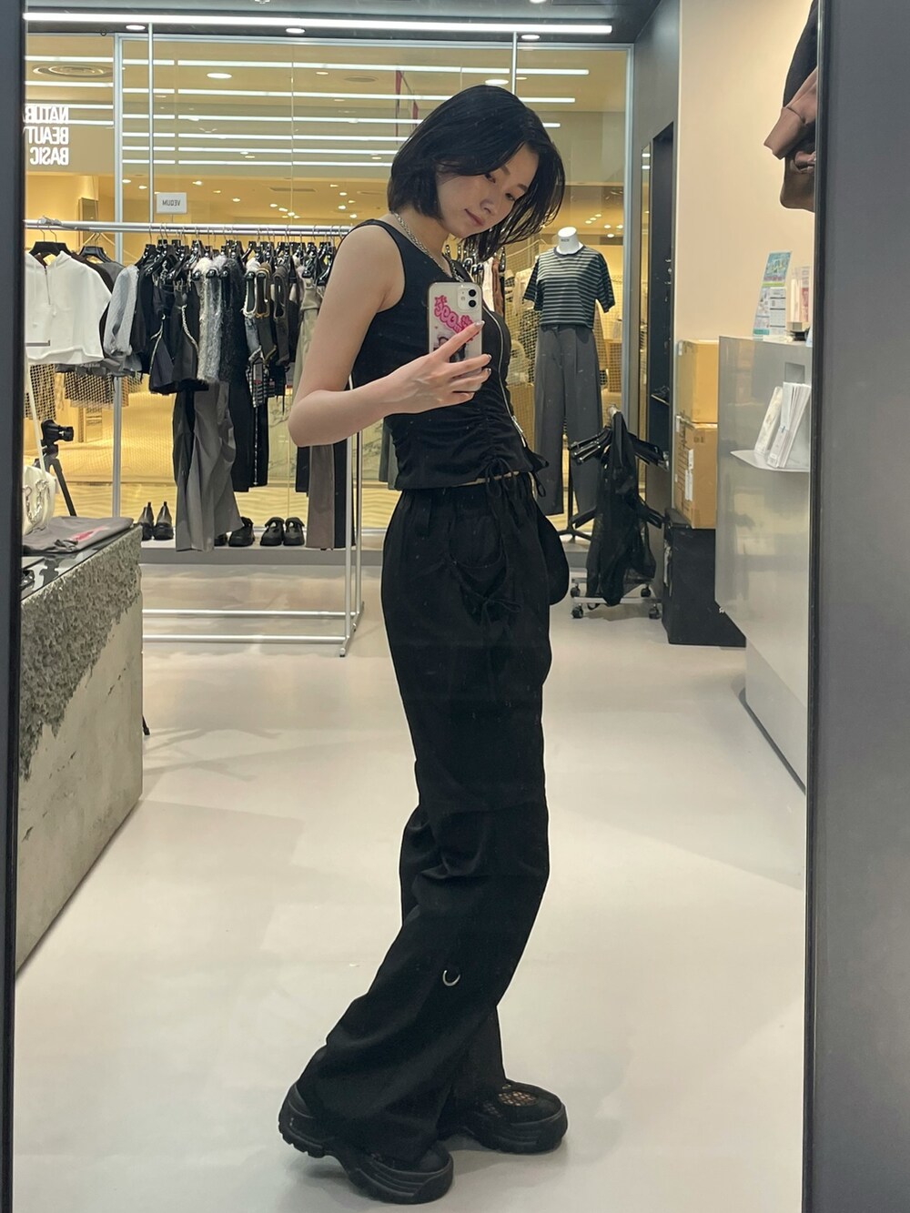 ブラック系のTシャツ/カットソー、ブラック系のその他パンツ、ブラック系のスニーカーを着用したレディースの夏コーディネートの2枚目の写真