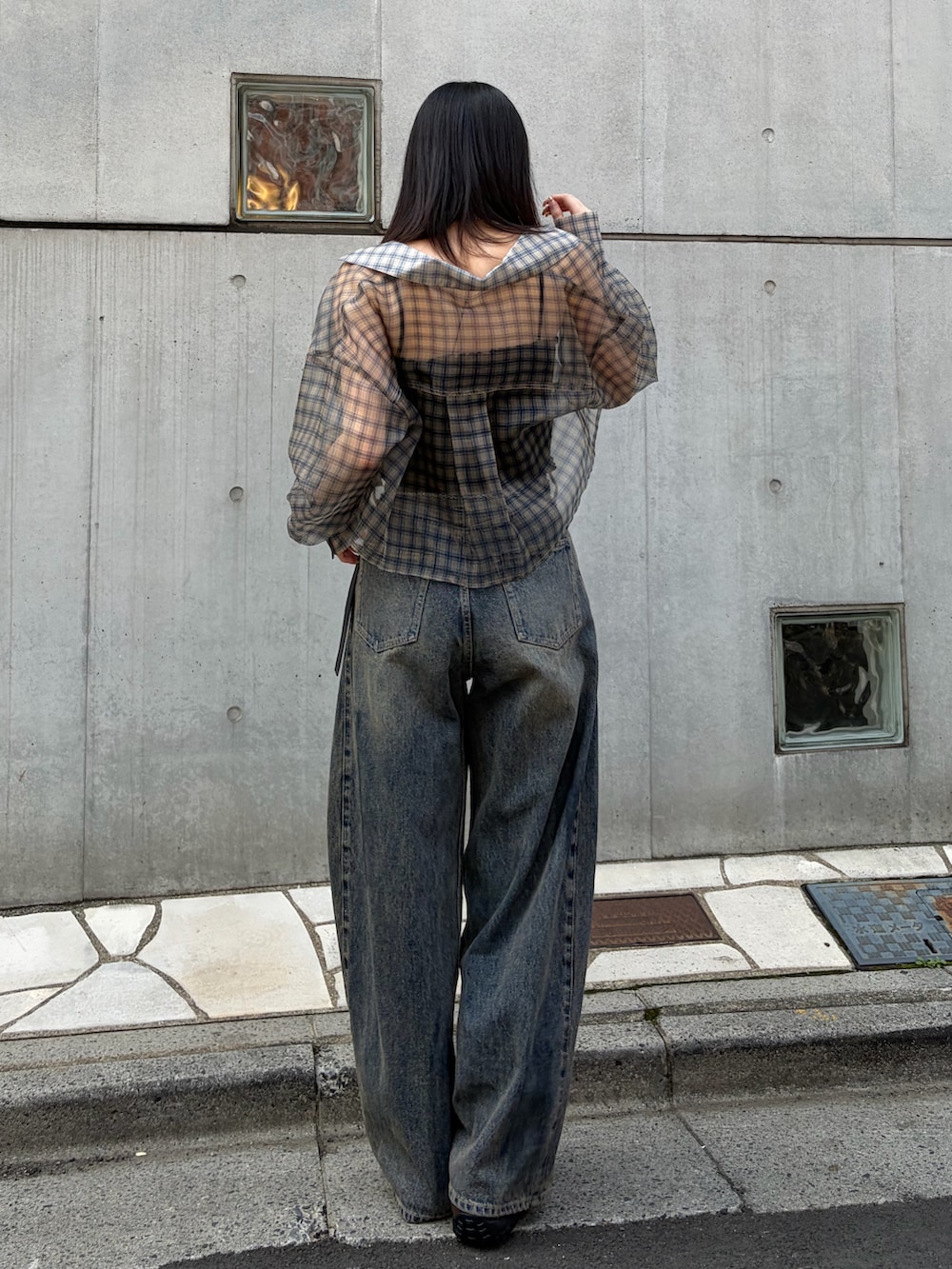 ベージュ系のシャツ/ブラウス、ブラック系のキャミソール、ブルー系のデニムパンツを着用したレディースの夏コーディネートの3枚目の写真