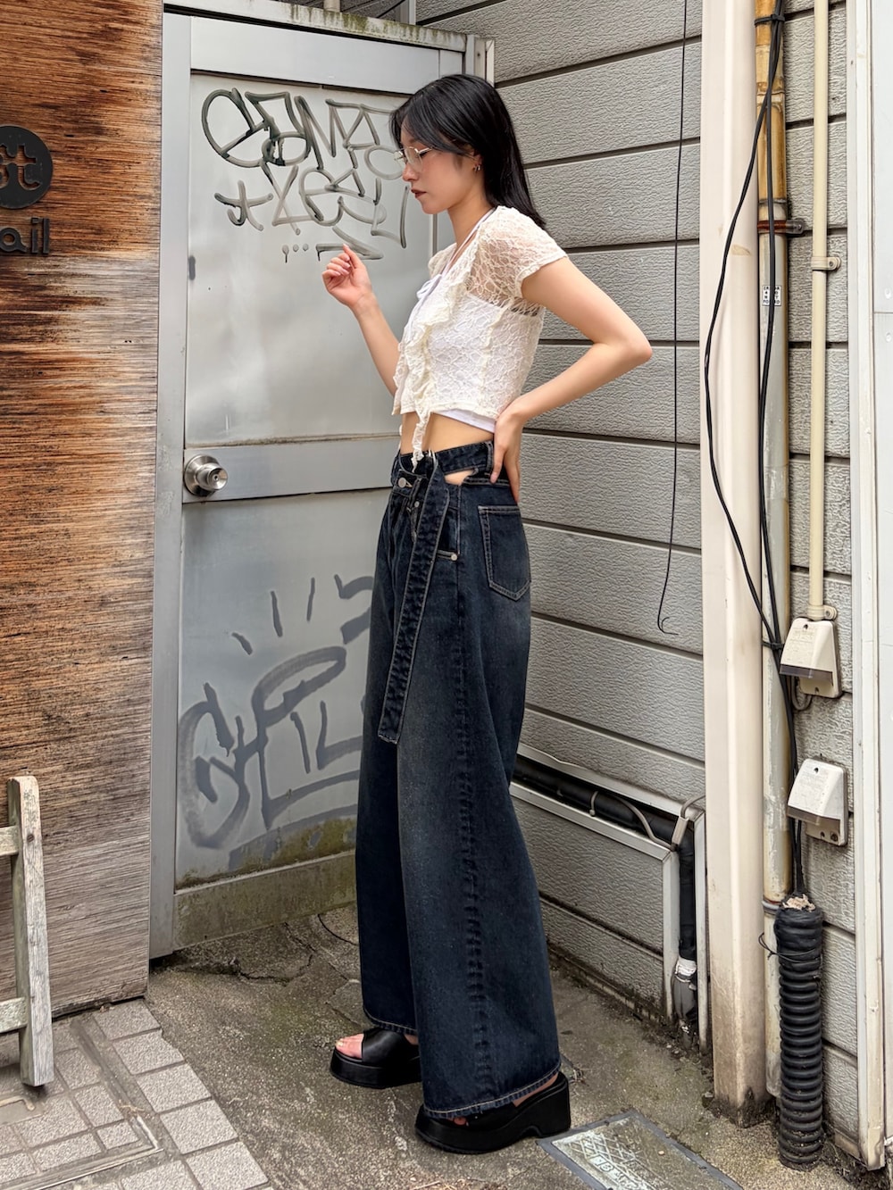 ホワイト系のTシャツ/カットソー、ブルー系のデニムパンツ、ブラック系のサンダルを着用したレディースの夏コーディネートの2枚目の写真