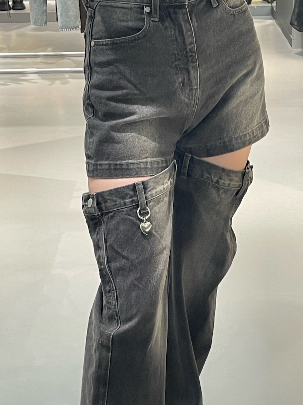 グレー系のTシャツ/カットソー、ブラック系のデニムパンツ、ブラック系のサンダルを着用したレディースの夏コーディネートの4枚目の写真