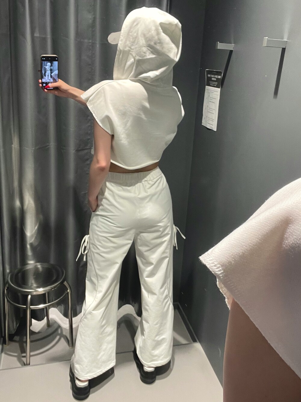 ホワイト系のTシャツ/カットソー、ホワイト系のその他パンツ、グレー系のサンダルを着用したレディースの夏コーディネートの3枚目の写真