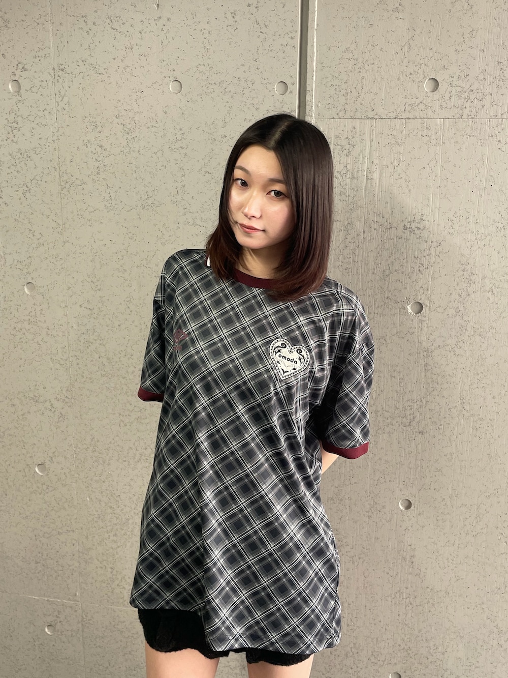 ブラック系のTシャツ/カットソー、ブラック系のスカート、ブラック系のサンダルを着用したレディースの冬コーディネートの4枚目の写真