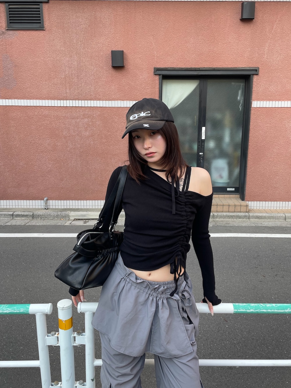 ブラック系のニット/セーター、グレー系のその他パンツ、ブラック系のトートバッグを着用したレディースの冬コーディネートの4枚目の写真