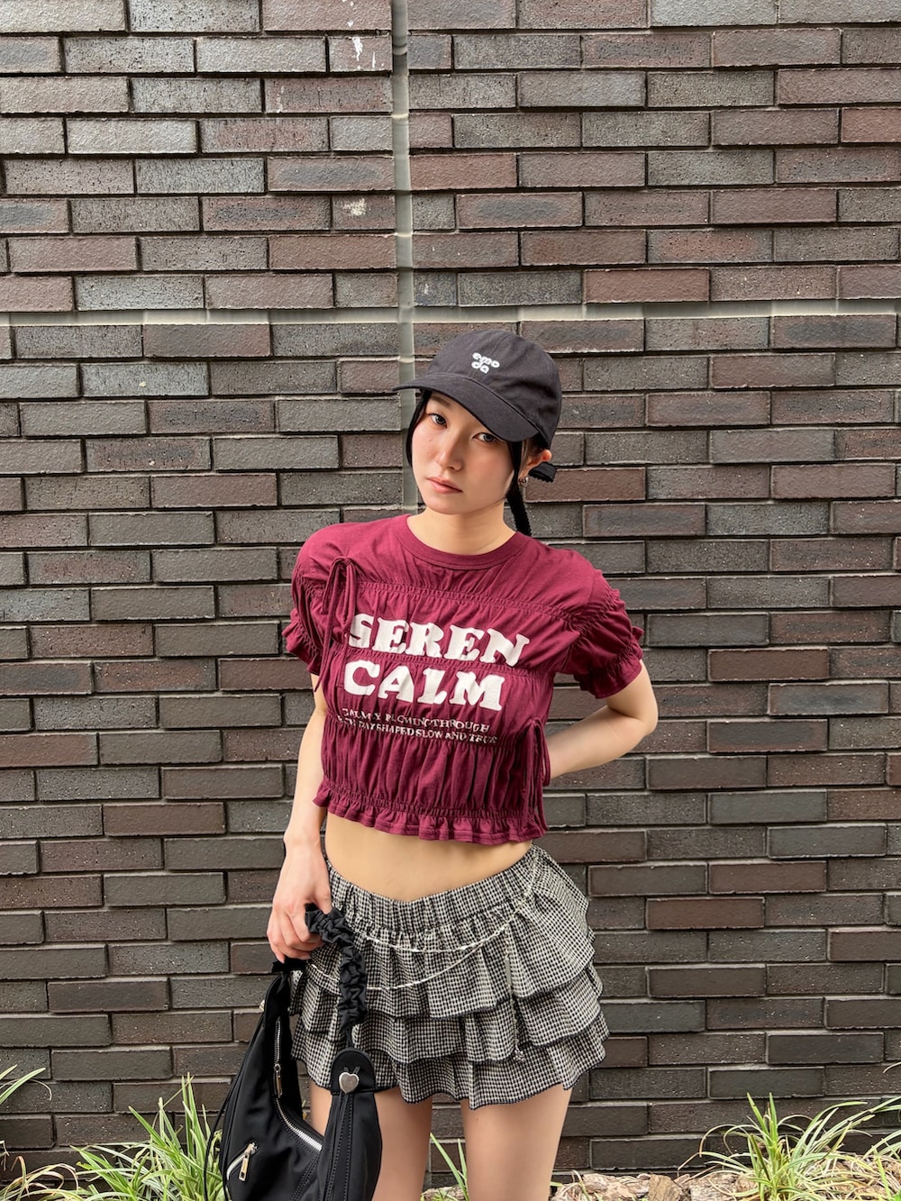レッド系のTシャツ/カットソー、その他のスカート、ブラック系のショルダーバッグを着用したレディースの夏コーディネートの4枚目の写真