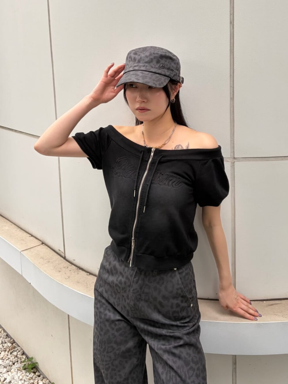 ブラック系のサンダル、ブラック系のスウェット、グレー系のその他パンツを着用したレディースの夏コーディネートの6枚目の写真