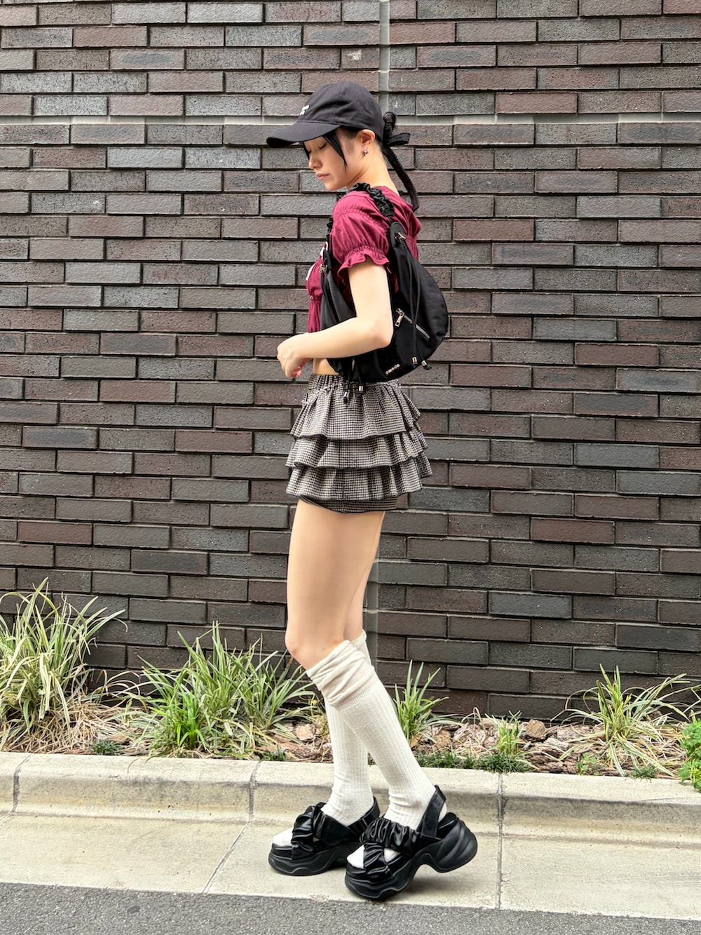 レッド系のTシャツ/カットソー、その他のスカート、ブラック系のショルダーバッグを着用したレディースの夏コーディネートの2枚目の写真