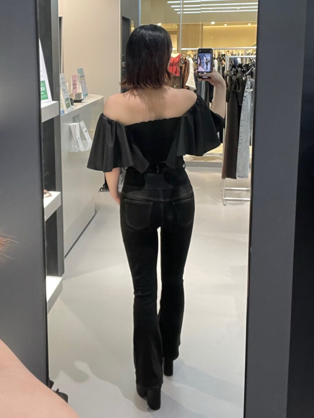 ブラック系のTシャツ/カットソー、ブラック系のデニムパンツ、ブラック系のサンダルを着用したレディースの夏コーディネートの3枚目の写真