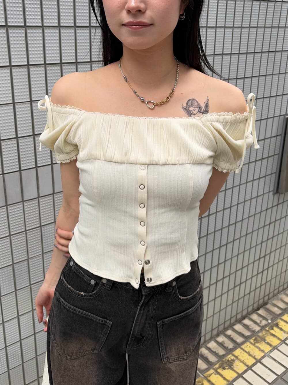 ブラック系のサンダル、ホワイト系のハンドバッグ、ホワイト系のTシャツ/カットソーを着用したレディースの夏コーディネートの7枚目の写真