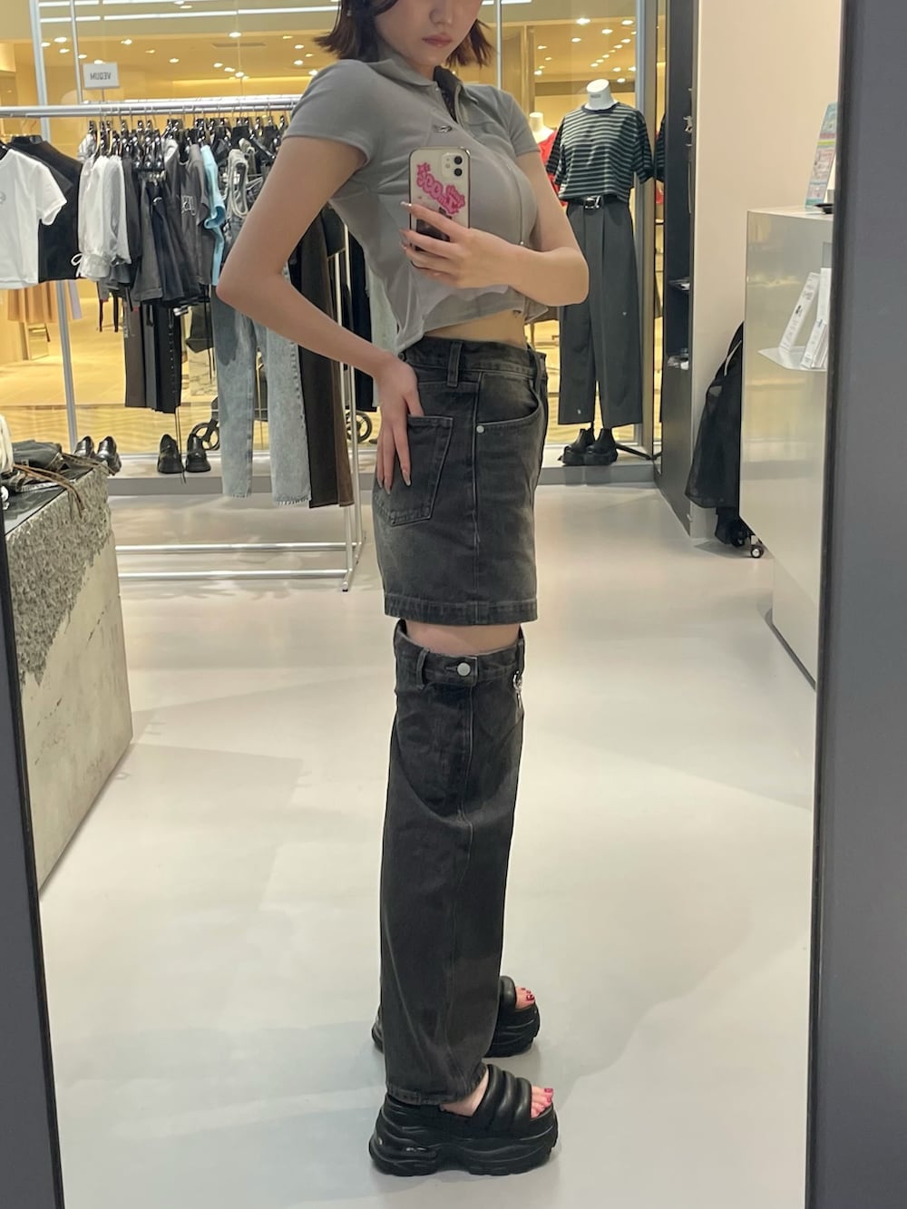 グレー系のTシャツ/カットソー、ブラック系のデニムパンツ、ブラック系のサンダルを着用したレディースの夏コーディネートの2枚目の写真