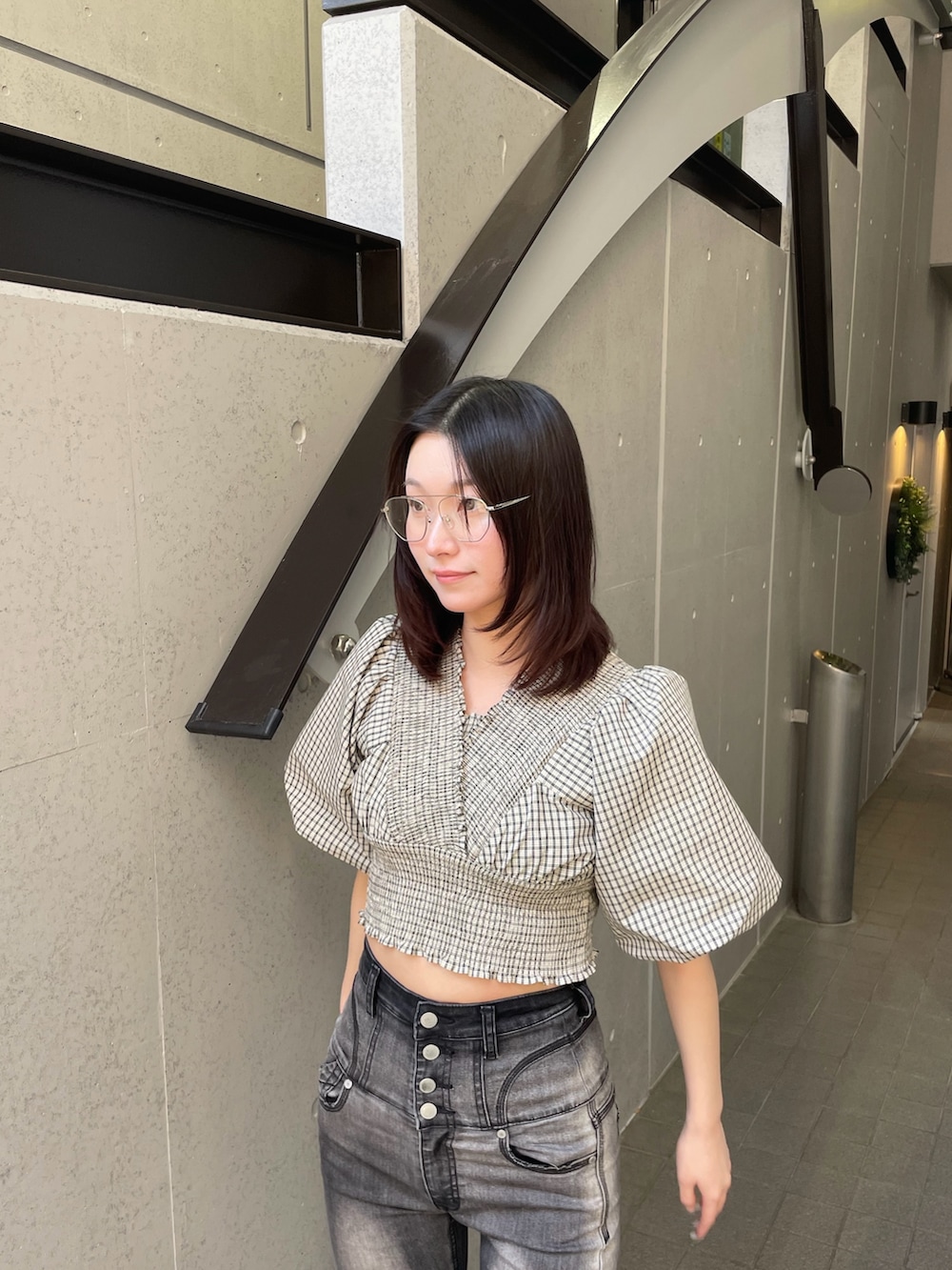ベージュ系のTシャツ/カットソー、ブラック系のデニムパンツ、ブラック系のサンダルを着用したレディースの春コーディネートの4枚目の写真