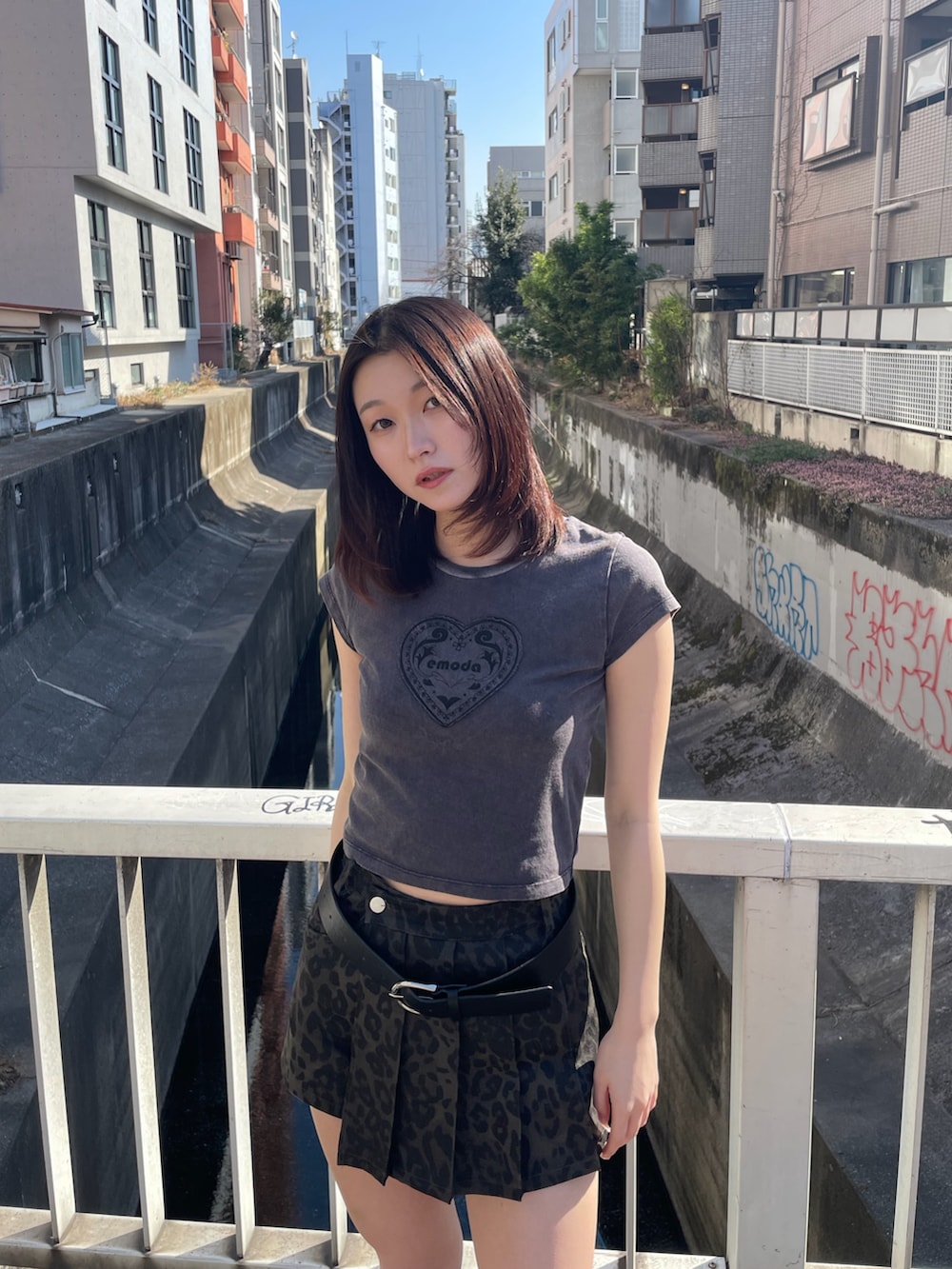 ブラック系のTシャツ/カットソー、ブラウン系のその他パンツ、ブラック系のブーツを着用したレディースの春コーディネートの5枚目の写真