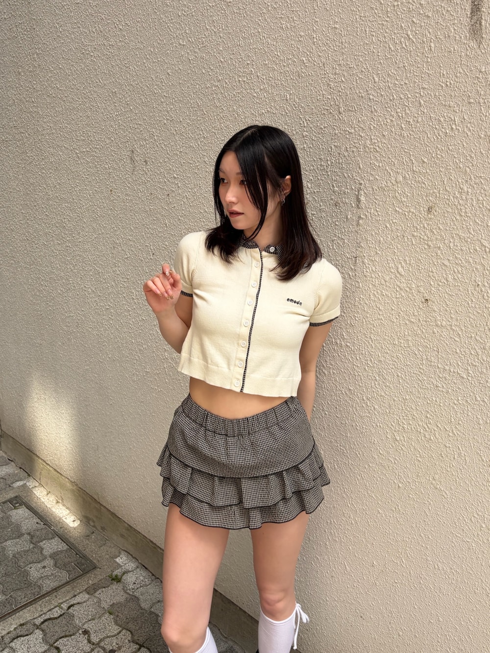 ホワイト系のカーディガン/ボレロ、その他のスカート、ブラック系のサンダルを着用したレディースの夏コーディネートの4枚目の写真