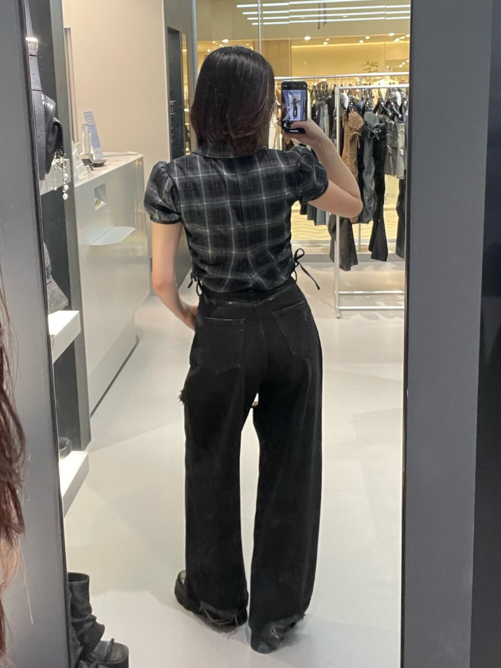 ブラック系のTシャツ/カットソー、ブラック系のデニムパンツ、ブラック系のブーツを着用したレディースの夏コーディネートの3枚目の写真