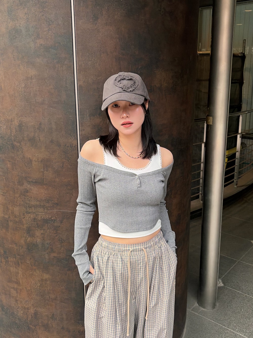 グレー系のTシャツ/カットソー、ベージュ系のその他パンツ、ブラック系のスニーカーを着用したレディースの春コーディネートの6枚目の写真