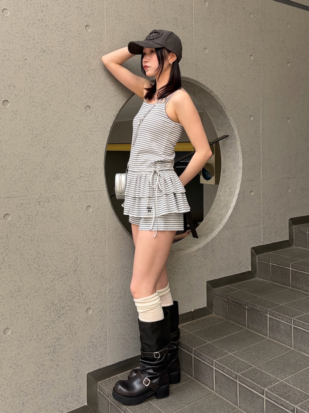 ホワイト系のキャミソール、ホワイト系のその他パンツ、ブラック系のブーツを着用したレディースの夏コーディネートの2枚目の写真