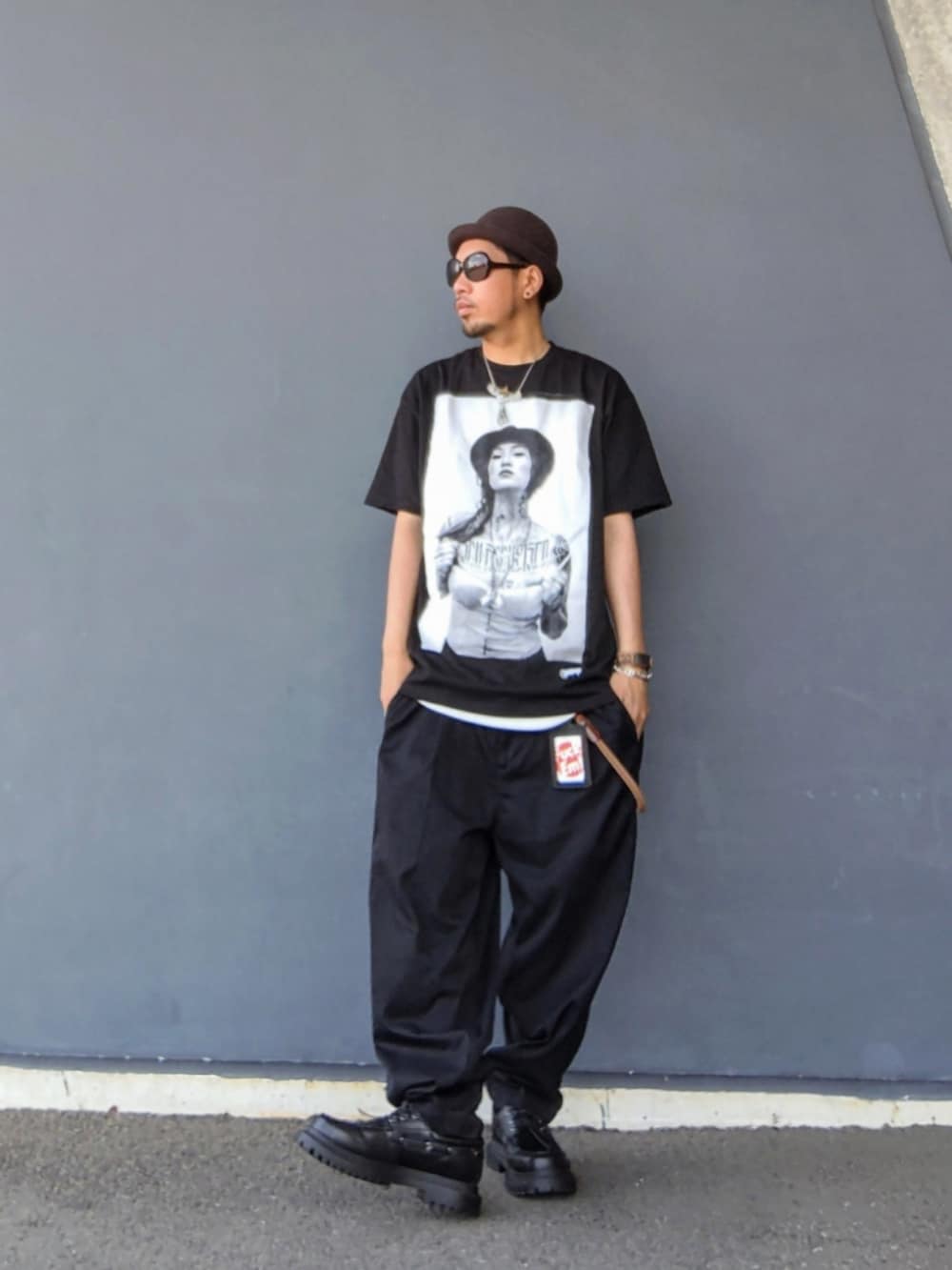 ブラック系のTシャツ/カットソー、ブラック系のその他パンツ、ブラック系のモカシン/デッキシューズを着用したメンズの夏コーディネートの2枚目の写真