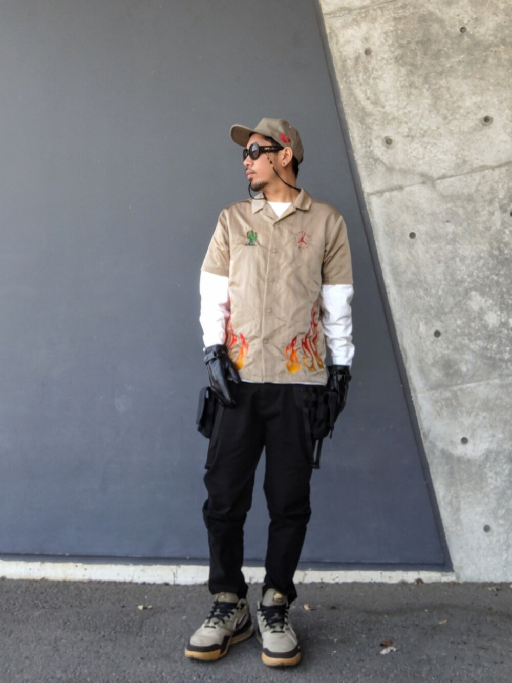 ベージュ系のシャツ/ブラウス、ホワイト系のTシャツ/カットソー、ブラック系のその他パンツを着用したメンズの春コーディネートの2枚目の写真