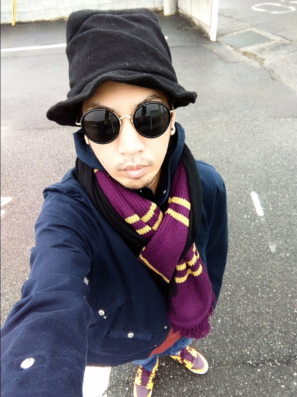 イエロー系のスニーカー、ブルー系のパンツ、ブルー系のジャケット/アウターを着用したメンズの冬コーディネートの3枚目の写真