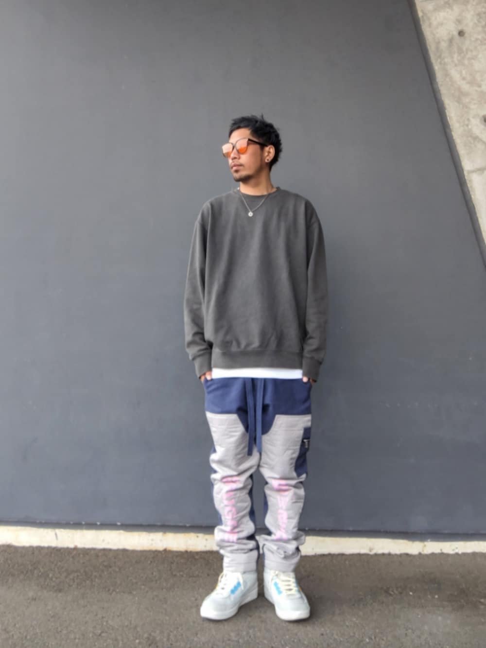 ブルー系のカーゴパンツ、グレー系のスニーカー、グレー系のスウェットを着用したメンズの春コーディネートの2枚目の写真