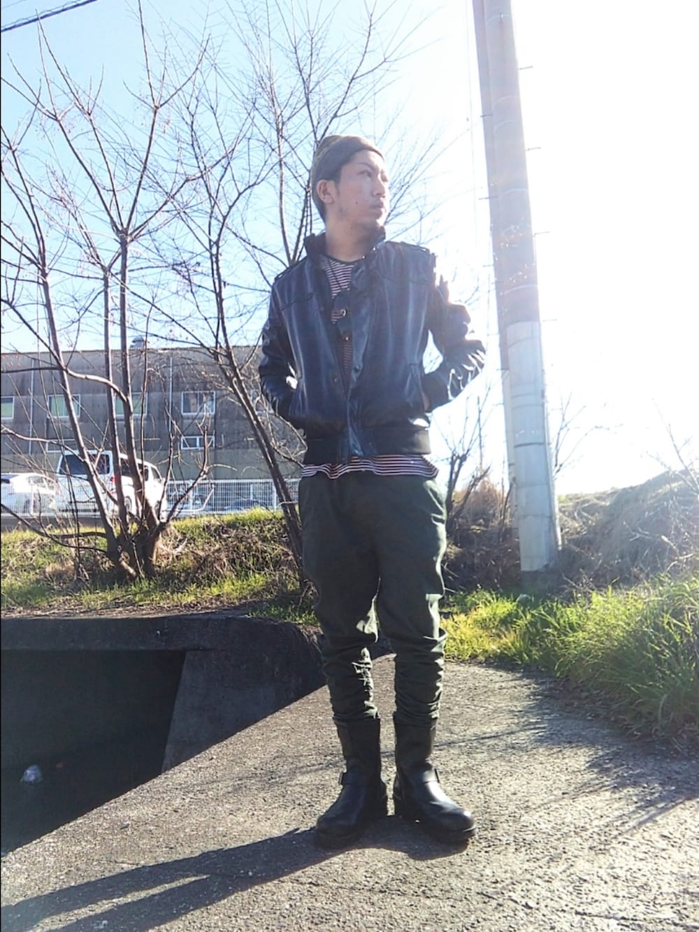 ピンク系のTシャツ/カットソー、グリーン系のパンツ、ブラック系のブーツを着用したメンズの冬コーディネートの2枚目の写真