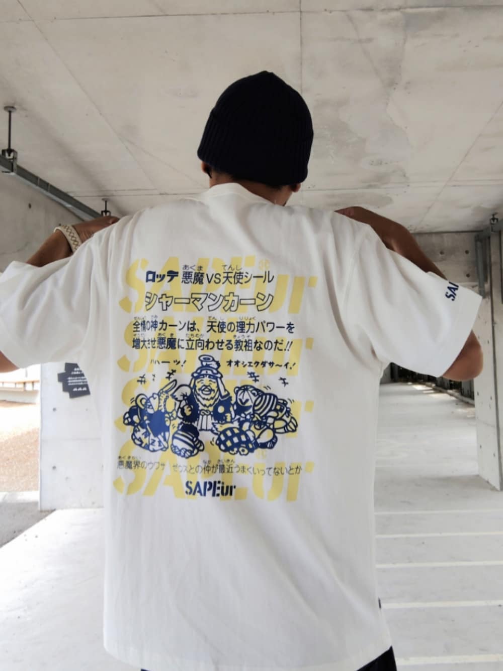 「ストリート、ろくでなしBLUES、ビックリマン、SAPEur、デニムトラックパンツ、デニム、ビーニー、supreme、Jordan、NIKE、白Tシャツ、ロゴT、シャーマンカーン」｜「Supreme のアイテム（ニットキャップ/ビーニー、ブルー系）」を使った、hasshi(ハッシー)さん（骨格ナチュラル・メンズ・172cm）の夏コーディネートの2枚目の写真