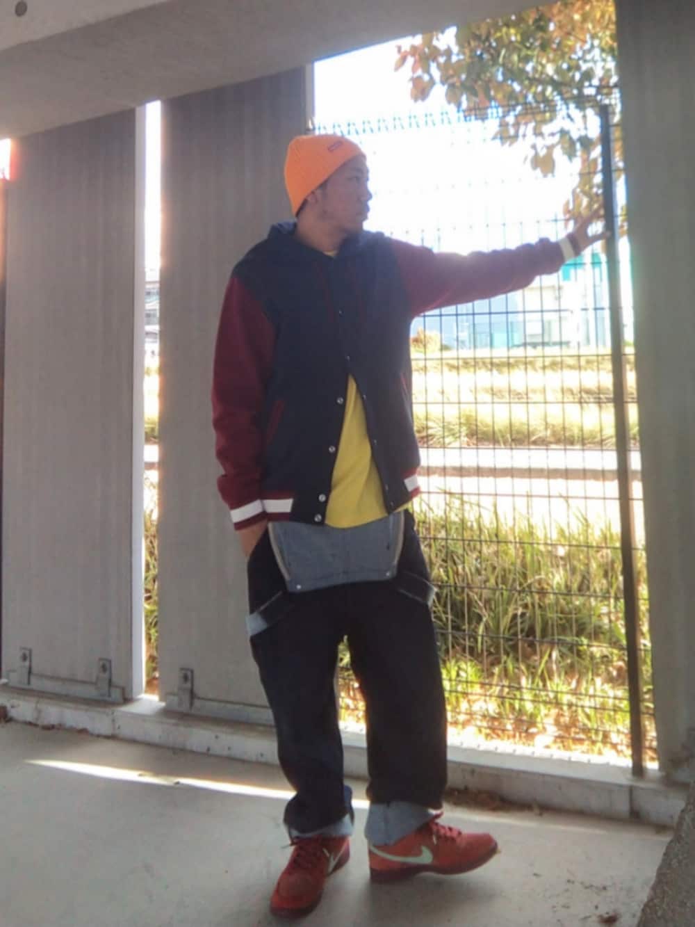 ブルー系のスタジャン、イエロー系のTシャツ/カットソー、ブルー系のサロペット/オーバーオールを着用したメンズの春コーディネートの3枚目の写真