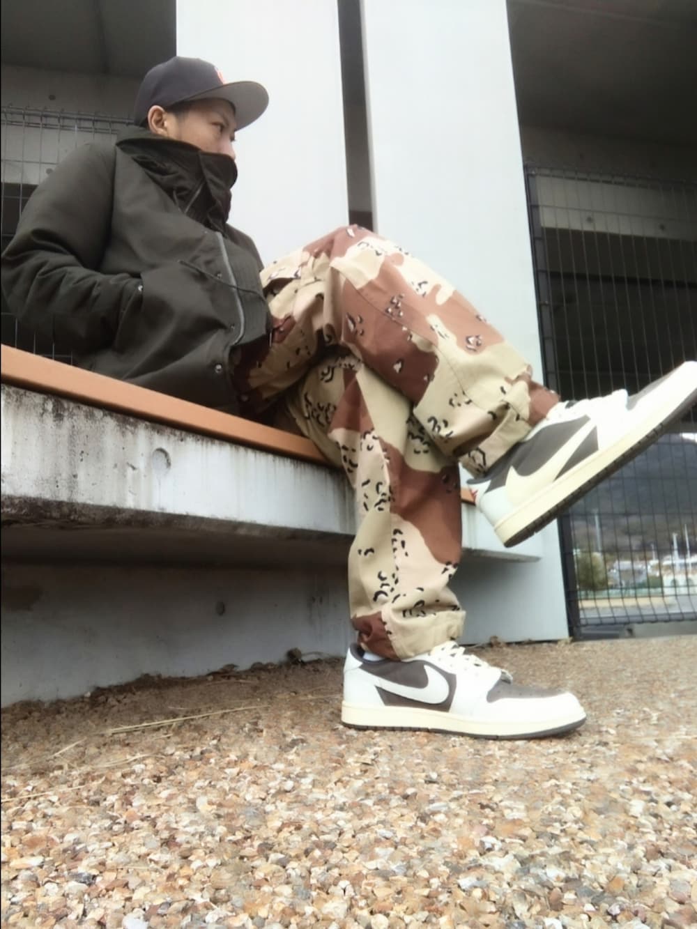 グリーン系のミリタリージャケット、ホワイト系のニット/セーター、その他のカーゴパンツを着用したメンズの冬コーディネートの3枚目の写真