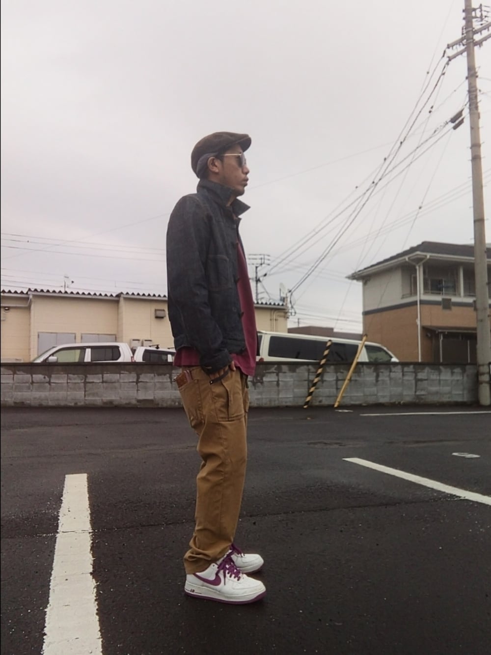 ブルー系のデニムジャケット、レッド系のTシャツ/カットソー、ブラウン系のその他パンツを着用したメンズの春コーディネートの3枚目の写真