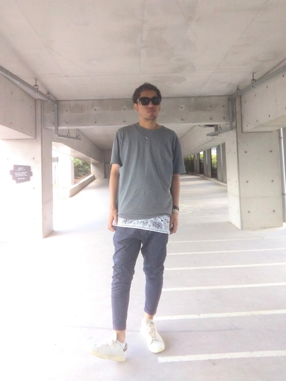 ホワイト系のトップス、ブルー系のその他パンツ、グレー系のTシャツ/カットソーを着用したメンズの秋コーディネートの3枚目の写真