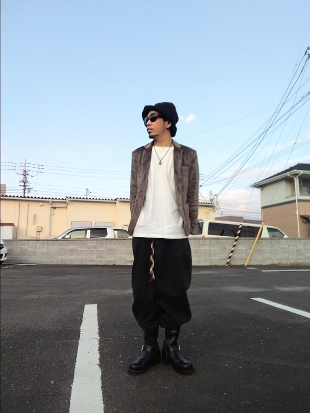 グレー系のジャケット/アウター、ホワイト系のTシャツ/カットソー、ブラック系のデニムパンツを着用したメンズの冬コーディネートの2枚目の写真