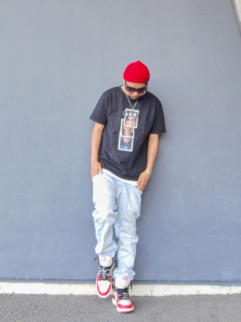 ブラック系のTシャツ/カットソー、ホワイト系のタンクトップ、ブルー系のデニムパンツを着用したメンズの夏コーディネートの2枚目の写真