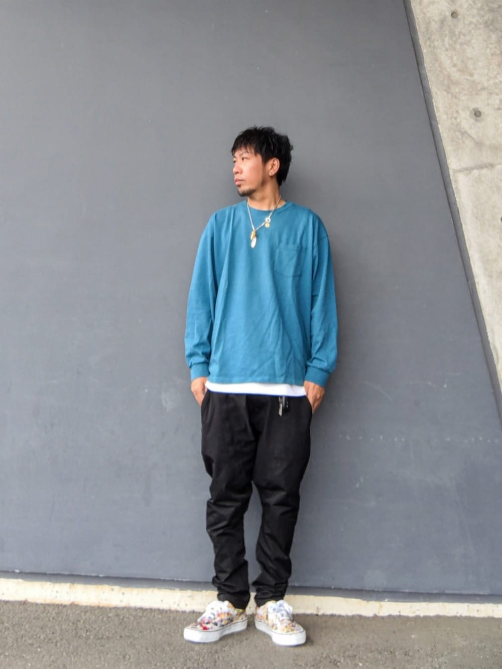 ブルー系のTシャツ/カットソー、ホワイト系のタンクトップ、ブラック系のその他パンツを着用したメンズの秋コーディネートの2枚目の写真