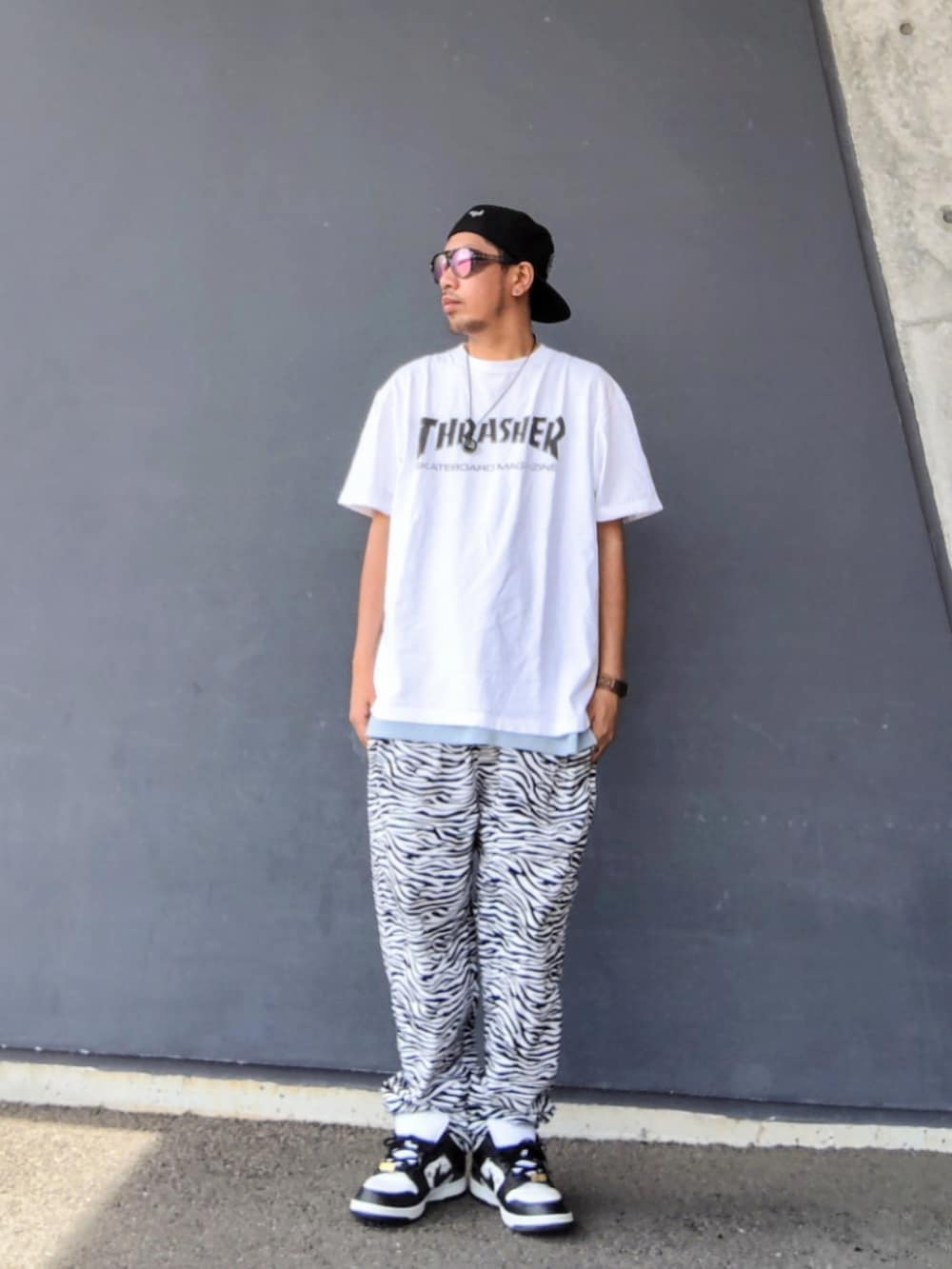 ホワイト系のTシャツ/カットソー、ブルー系のタンクトップ、ホワイト系のその他パンツを着用したメンズの夏コーディネートの2枚目の写真