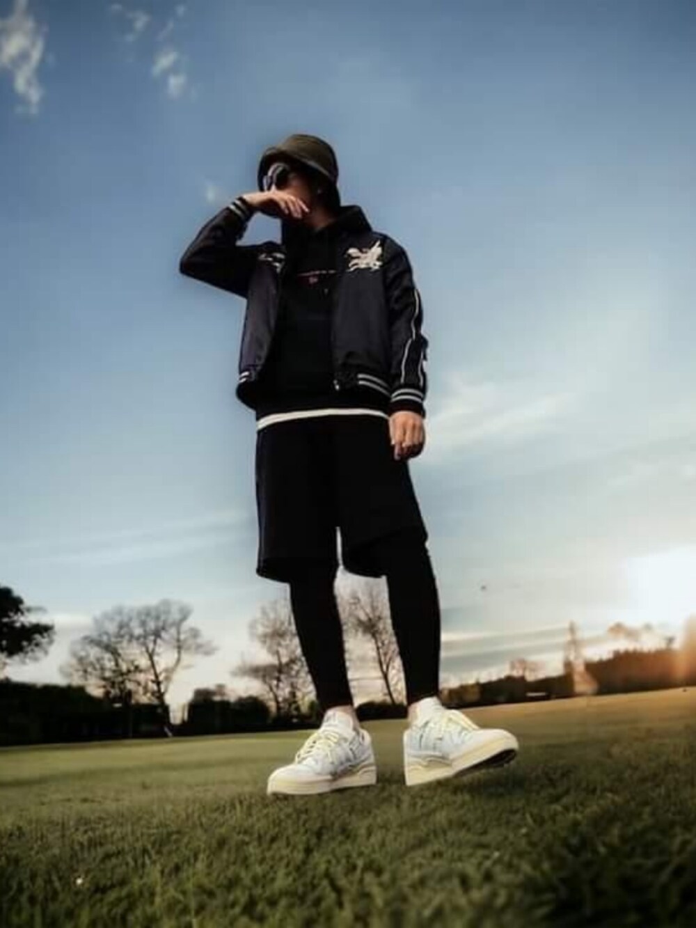 ブラック系のスカジャン、ブラック系のパーカー、ブラック系のその他パンツを着用したメンズの冬コーディネートの3枚目の写真