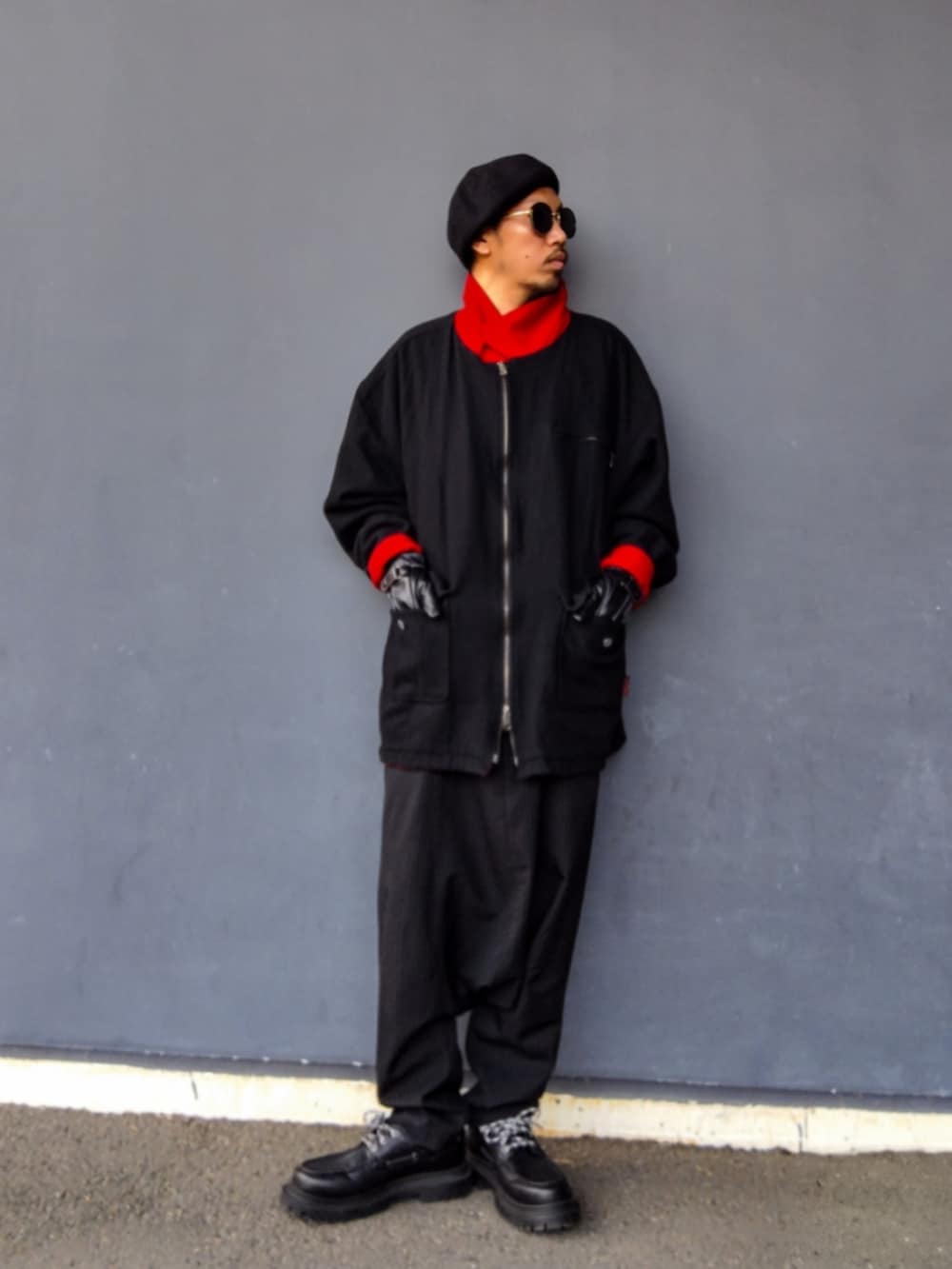 ブルー系のデニムパンツ、ホワイト系のスニーカー、ブラック系のその他パンツを着用したメンズの冬コーディネートの3枚目の写真