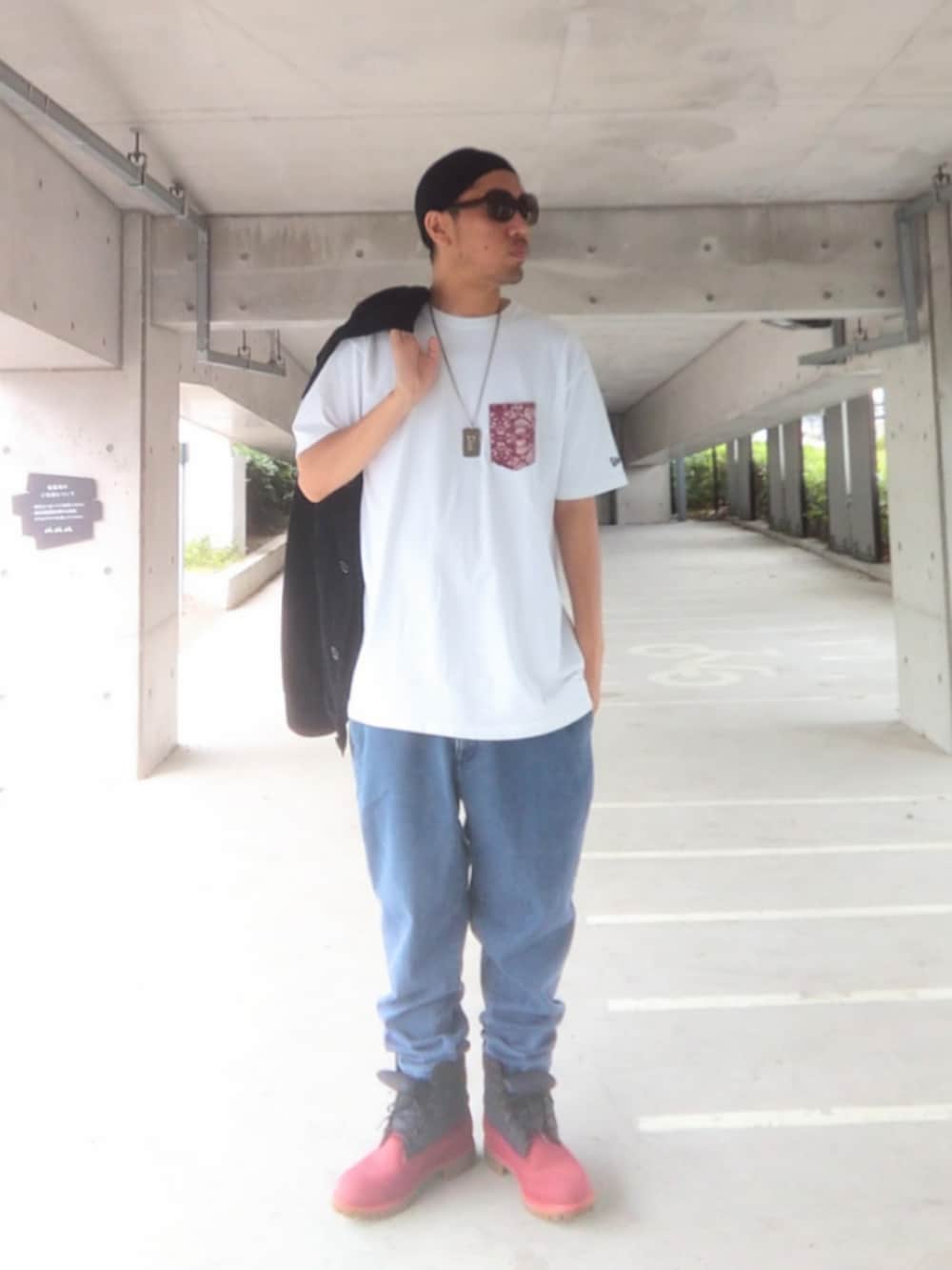 ブラック系のジャケット/アウター、ホワイト系のTシャツ/カットソー、ブルー系のデニムパンツを着用したメンズの春コーディネートの2枚目の写真