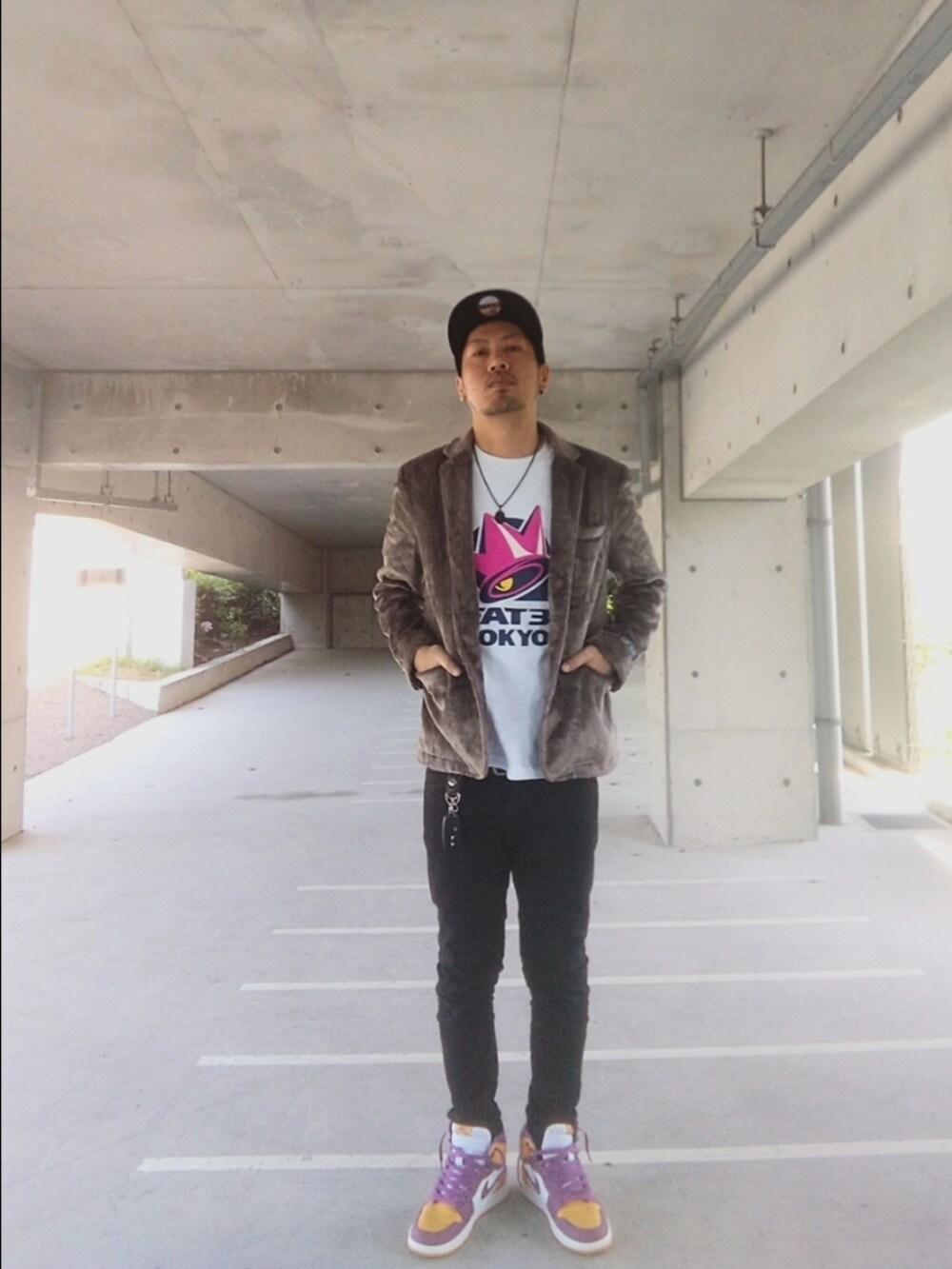 グレー系のジャケット/アウター、ホワイト系のTシャツ/カットソー、ブラック系のデニムパンツを着用したメンズの春コーディネートの2枚目の写真